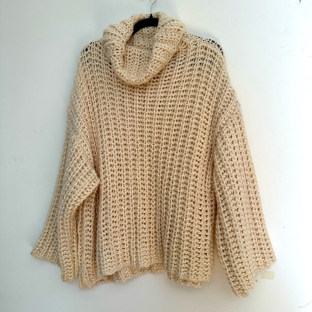 Zara soft loose knit sweater. NWT Size M.